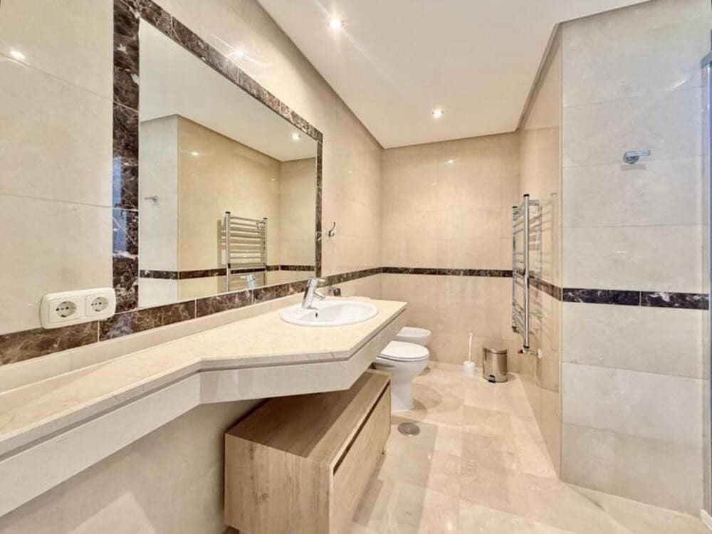 Apartamento de 3 habitaciones en Marbella en alquiler con piscina garaje - 3.000 € (Ref: 9803992)