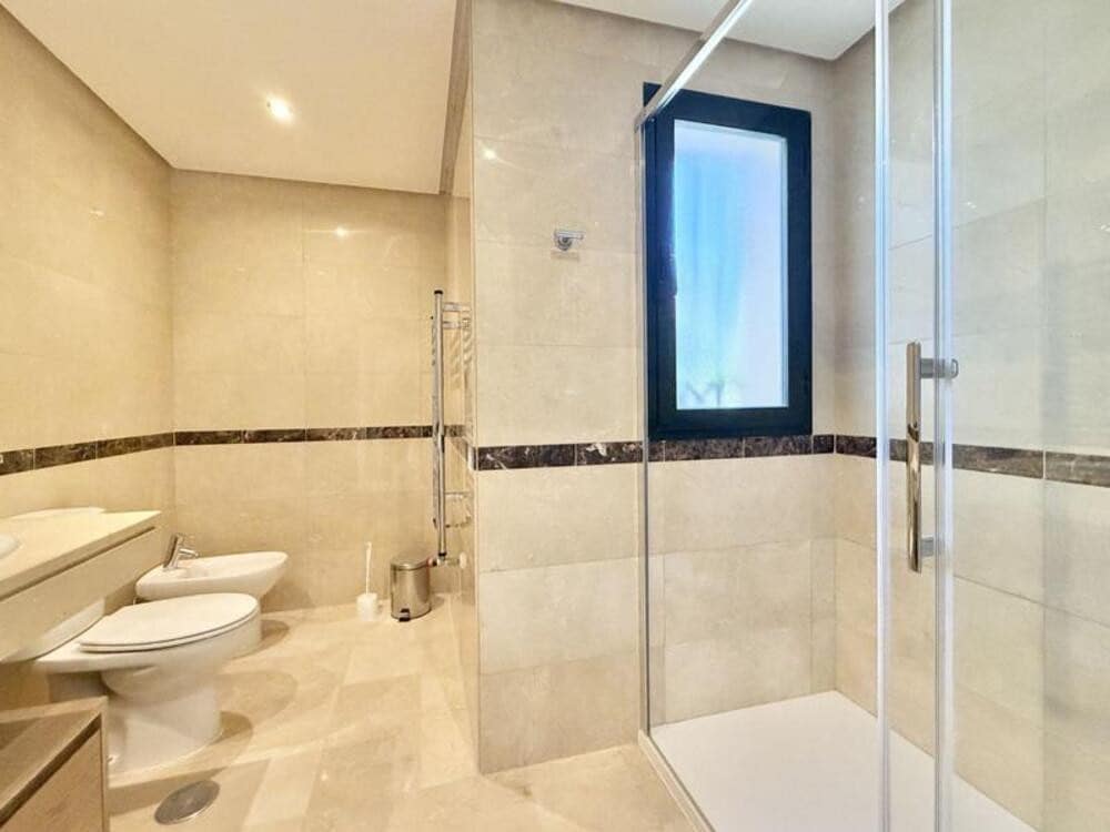 Apartamento de 3 habitaciones en Marbella en alquiler con piscina garaje - 3.000 € (Ref: 9803992)