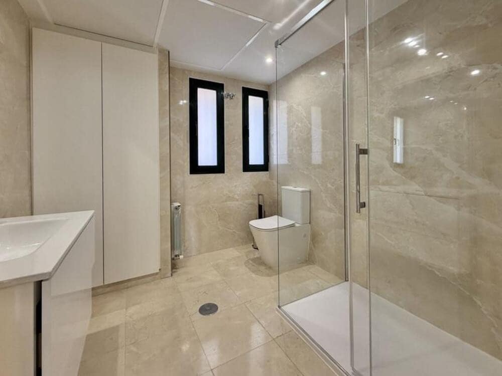 Apartamento de 3 habitaciones en Marbella en alquiler con piscina garaje - 3.000 € (Ref: 9803992)