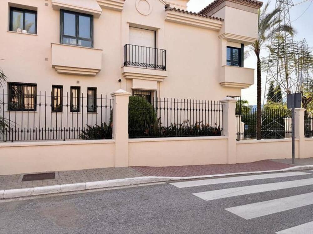 Apartamento de 3 habitaciones en Marbella en alquiler con piscina garaje - 3.000 € (Ref: 9803992)