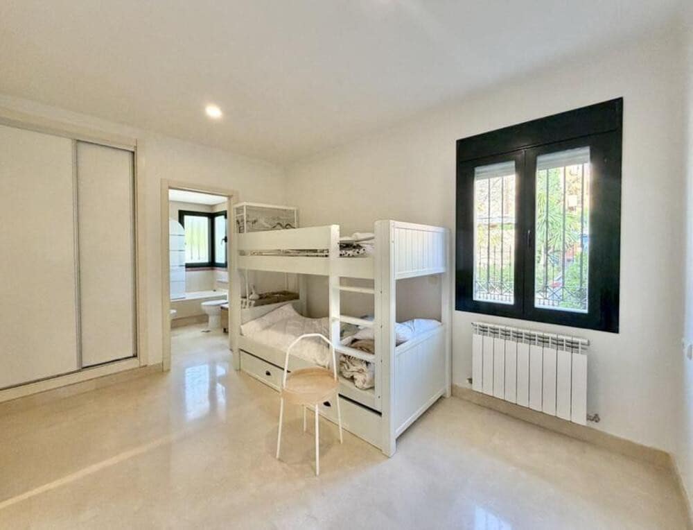 3 bedroom Apartment for rent in Marbella with pool garage - € 3,000 (Ref: 9803992)