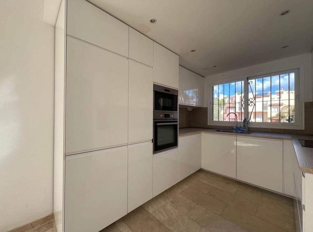 3 slaapkamer Huis te huur in Marbella met zwembad garage - € 2.500 (Ref: 9805952)