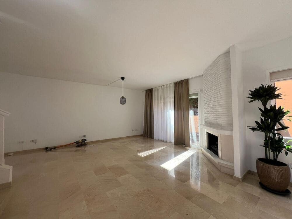 3 slaapkamer Huis te huur in Marbella met zwembad garage - € 2.500 (Ref: 9805952)