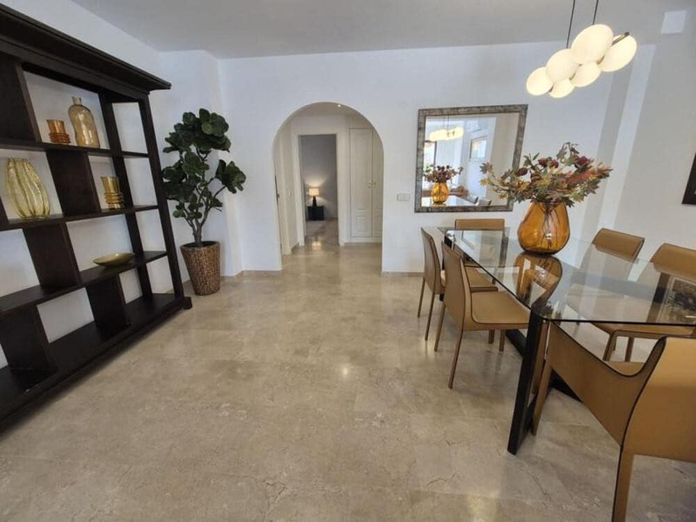 3 quarto Apartamento para arrendar em Marbella com piscina garagem - 3 950 € (Ref: 9811057)