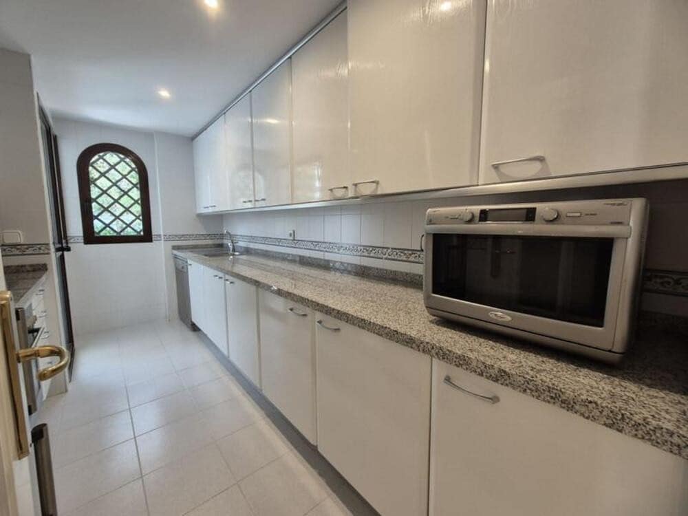 3 quarto Apartamento para arrendar em Marbella com piscina garagem - 3 950 € (Ref: 9811057)