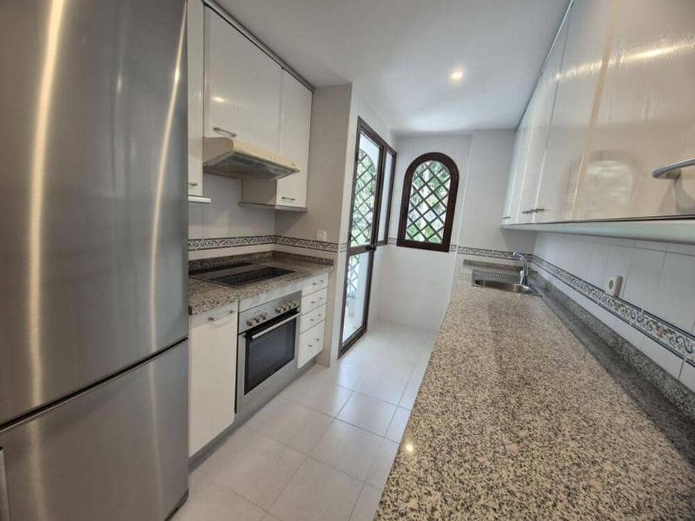 3 quarto Apartamento para arrendar em Marbella com piscina garagem - 3 950 € (Ref: 9811057)