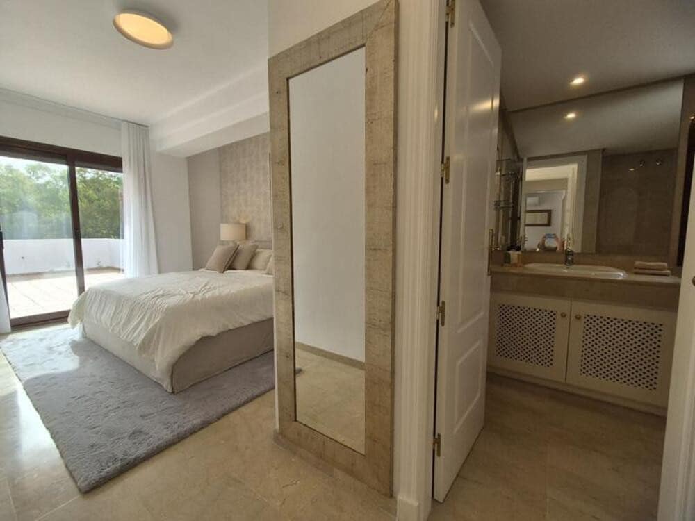 3 quarto Apartamento para arrendar em Marbella com piscina garagem - 3 950 € (Ref: 9811057)