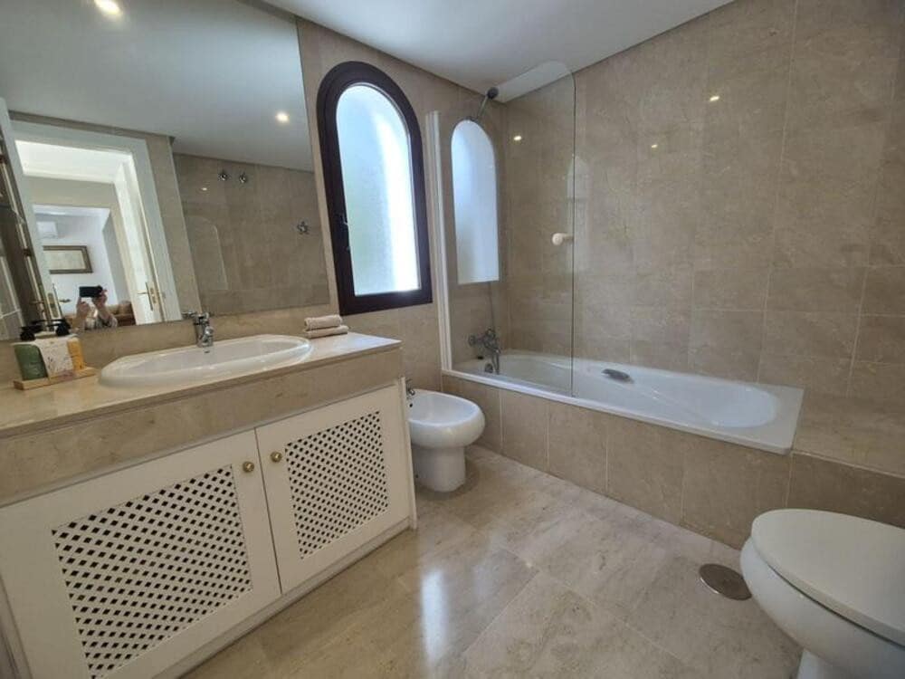 3 quarto Apartamento para arrendar em Marbella com piscina garagem - 3 950 € (Ref: 9811057)