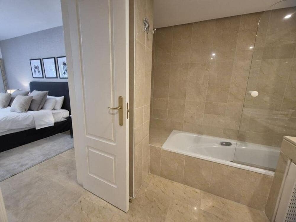 3 quarto Apartamento para arrendar em Marbella com piscina garagem - 3 950 € (Ref: 9811057)