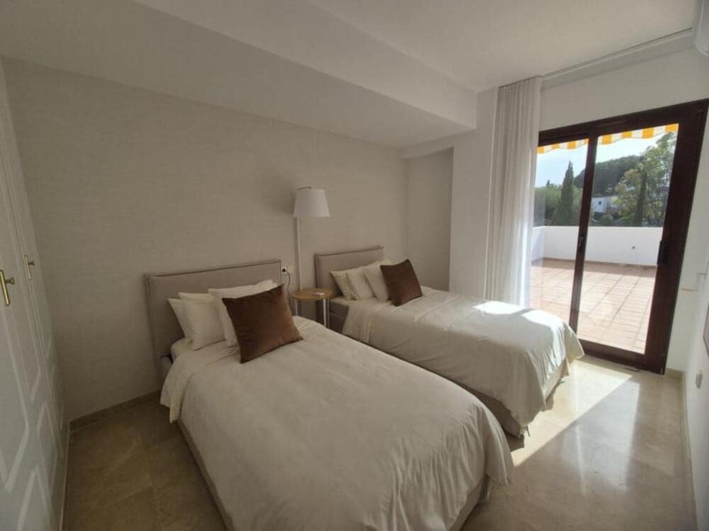 3 quarto Apartamento para arrendar em Marbella com piscina garagem - 3 950 € (Ref: 9811057)