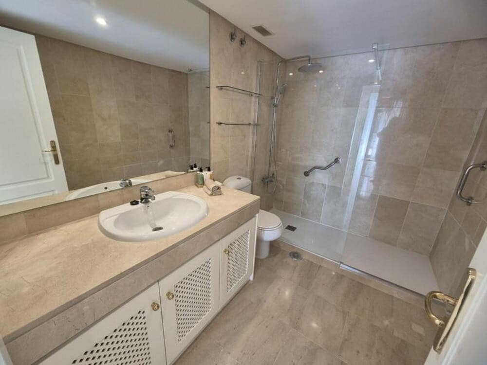 3 quarto Apartamento para arrendar em Marbella com piscina garagem - 3 950 € (Ref: 9811057)