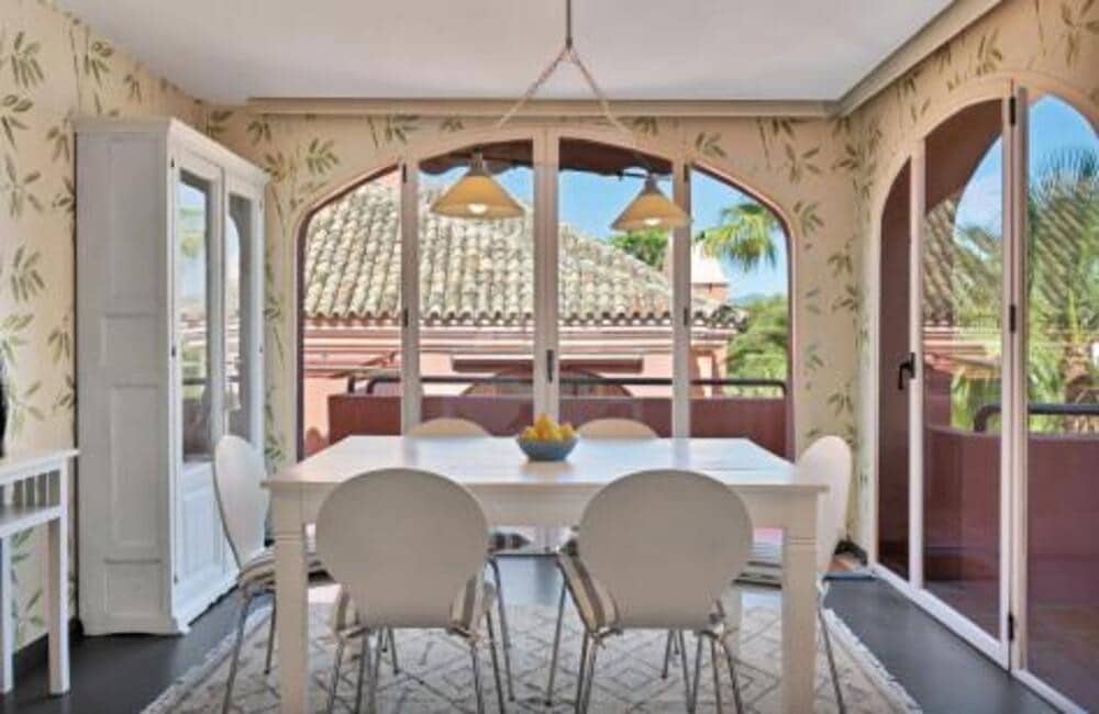 2 sypialnia Penthouse do wynajęcia w Marbella z basenem garażem - 3 500 € (Ref: 9812944)