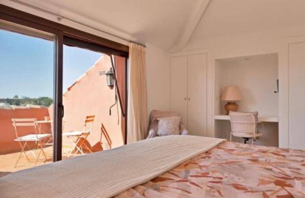 2 sypialnia Penthouse do wynajęcia w Marbella z basenem garażem - 3 500 € (Ref: 9812944)