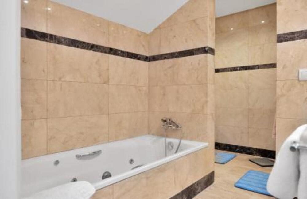 2 sypialnia Penthouse do wynajęcia w Marbella z basenem garażem - 3 500 € (Ref: 9812944)