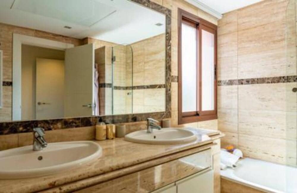 2 sypialnia Penthouse do wynajęcia w Marbella z basenem garażem - 3 500 € (Ref: 9812944)