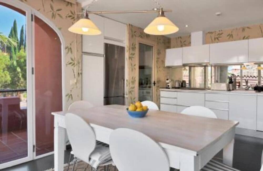 2 sypialnia Penthouse do wynajęcia w Marbella z basenem garażem - 3 500 € (Ref: 9812944)