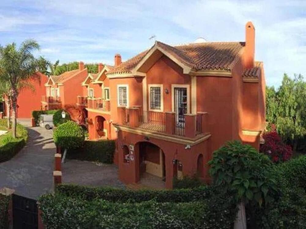 3 soverom Kjedet enebolig til leie i Guadalmina med svømmebasseng garasje - € 3 000 (Ref: 9812945)