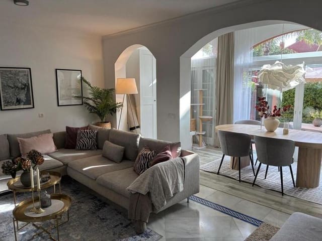 3 soverom Kjedet enebolig til leie i Guadalmina Alta, Marbella med svømmebasseng garasje - € 3 000 (Ref: 9812945)