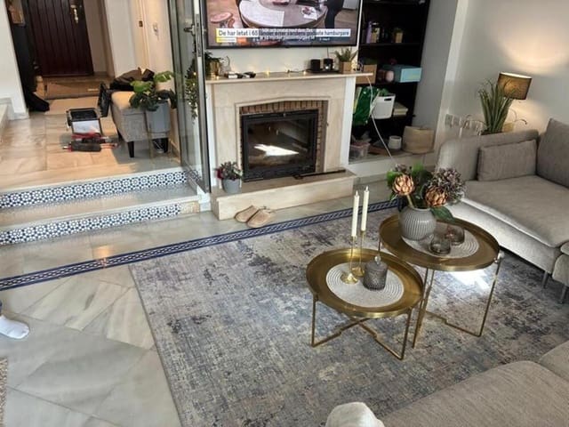 3 soverom Kjedet enebolig til leie i Guadalmina Alta, Marbella med svømmebasseng garasje - € 3 000 (Ref: 9812945)