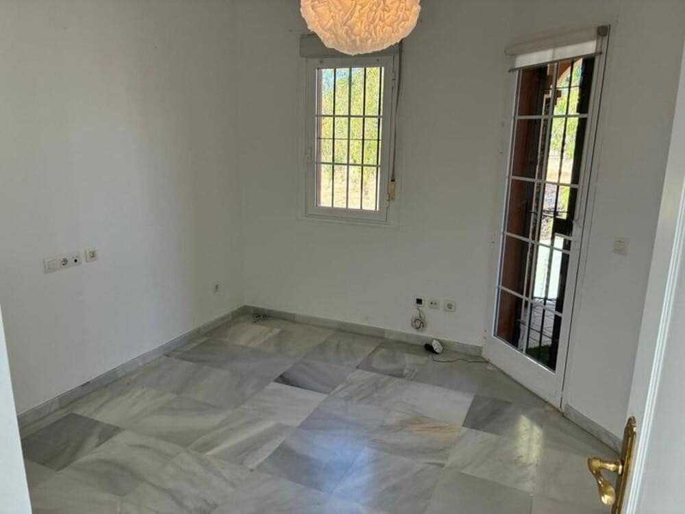 3 bedroom Semi-detached Villa for rent in Guadalmina with pool garage - € 2,750 (Ref: 9812945)