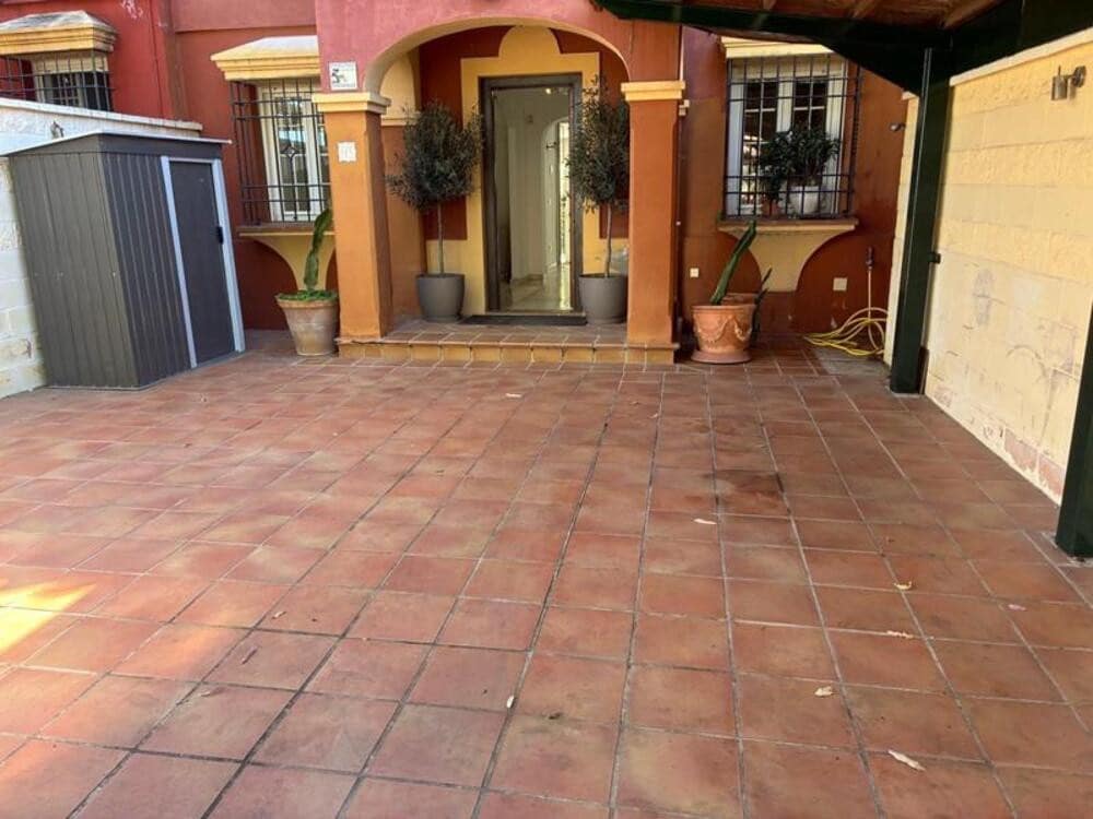 3 bedroom Semi-detached Villa for rent in Guadalmina with pool garage - € 2,750 (Ref: 9812945)