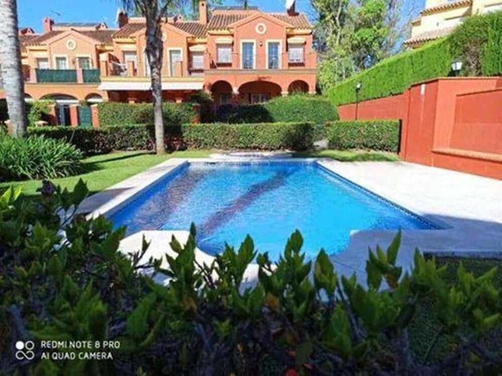 3 bedroom Semi-detached Villa for rent in Guadalmina with pool garage - € 2,750 (Ref: 9812945)
