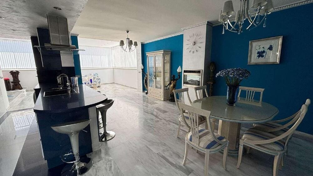 2 makuuhuone Kattohuoneisto vuokrattavana paikassa Marbella mukana uima-altaan 
autotalli - 2 500 € (Ref: 9815424)
