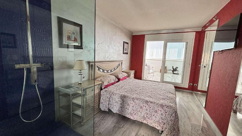 2 makuuhuone Kattohuoneisto vuokrattavana paikassa Marbella mukana uima-altaan 
autotalli - 2 500 € (Ref: 9815424)