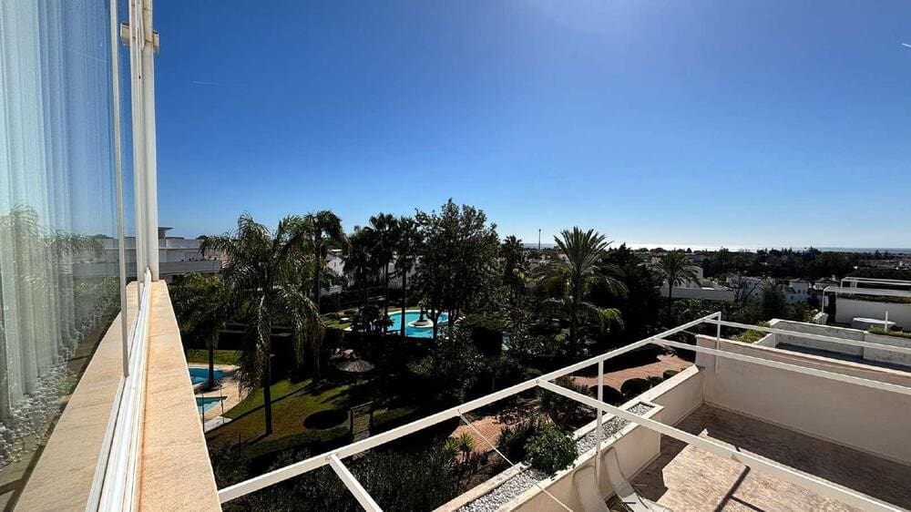2 makuuhuone Kattohuoneisto vuokrattavana paikassa Marbella mukana uima-altaan 
autotalli - 2 500 € (Ref: 9815424)