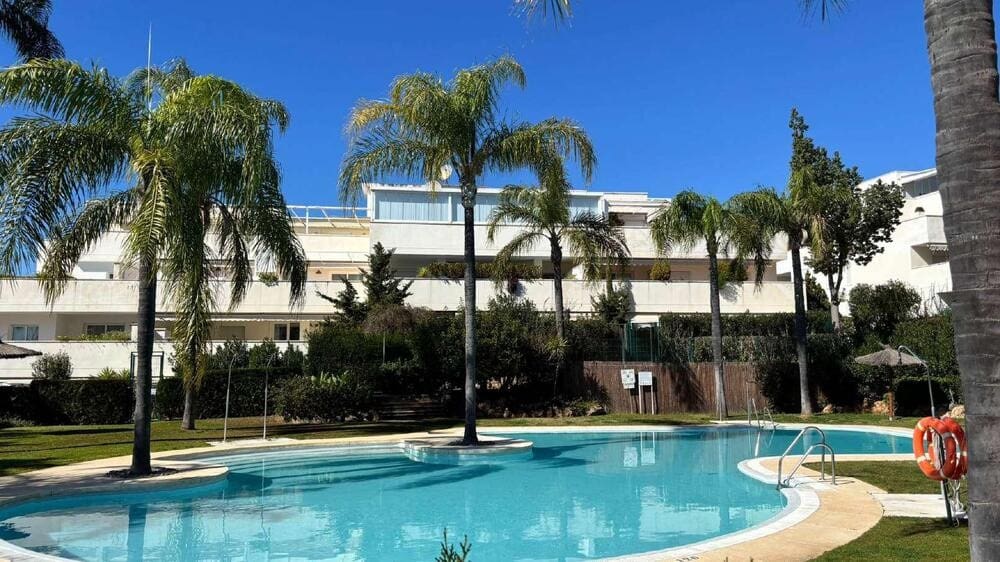 2 makuuhuone Kattohuoneisto vuokrattavana paikassa Marbella mukana uima-altaan 
autotalli - 2 500 € (Ref: 9815424)