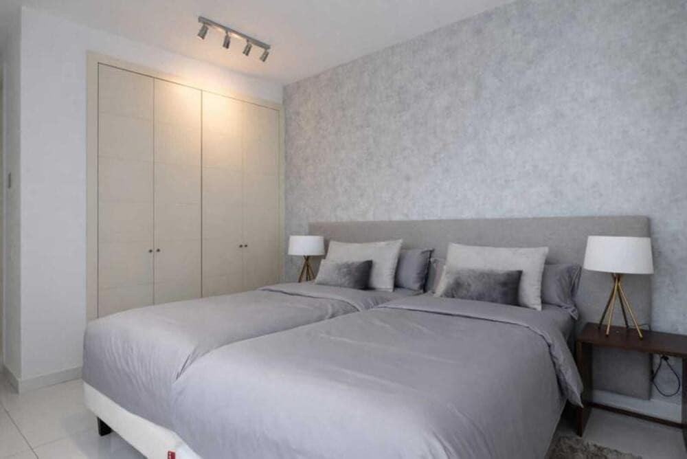 Apartamento de 2 habitaciones en Atalaya-Isdabe en alquiler con piscina garaje - 3.600 € (Ref: 9815426)