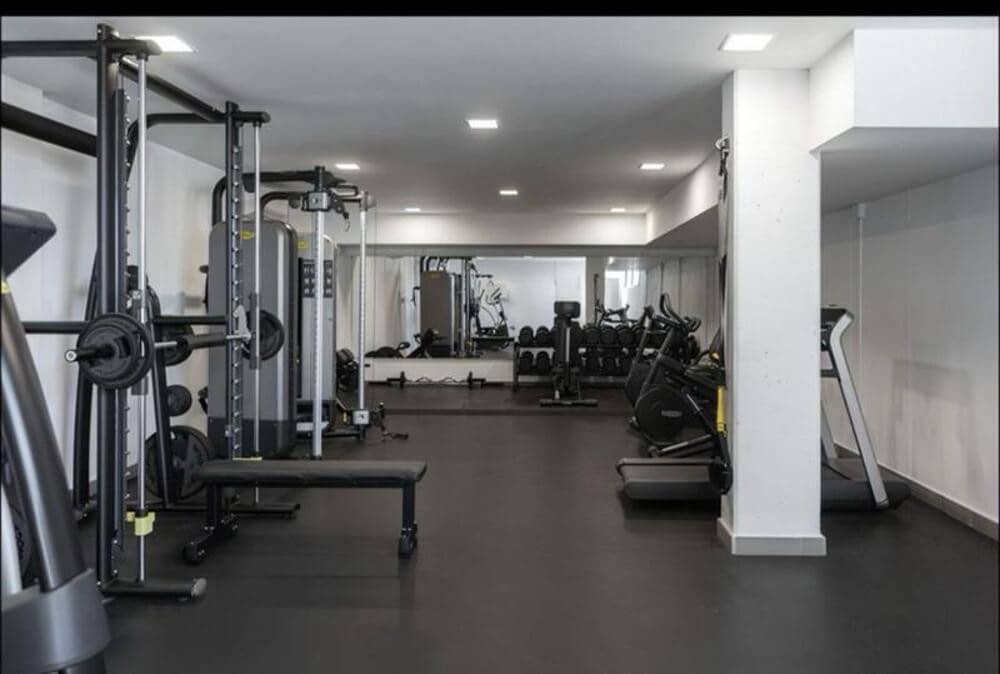 Apartamento de 2 habitaciones en Atalaya-Isdabe en alquiler con piscina garaje - 3.600 € (Ref: 9815426)