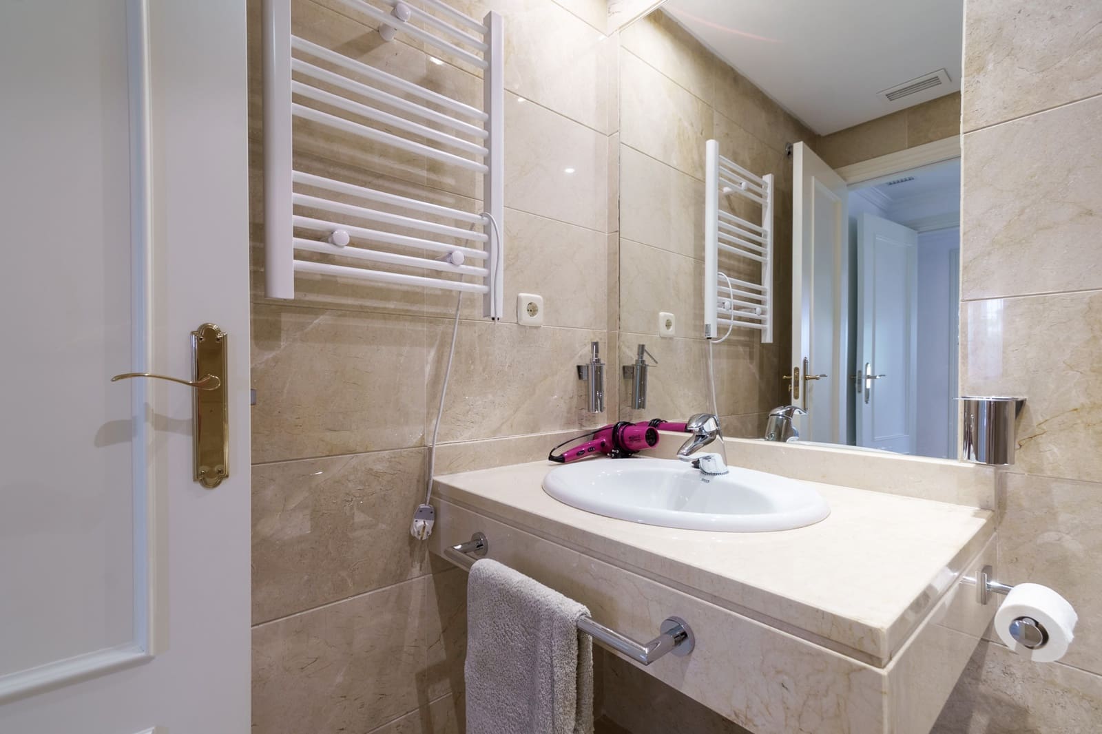 2 bedroom Apartment for holiday rental in Marbella with pool - € 1,850 (Ref: 9819795)