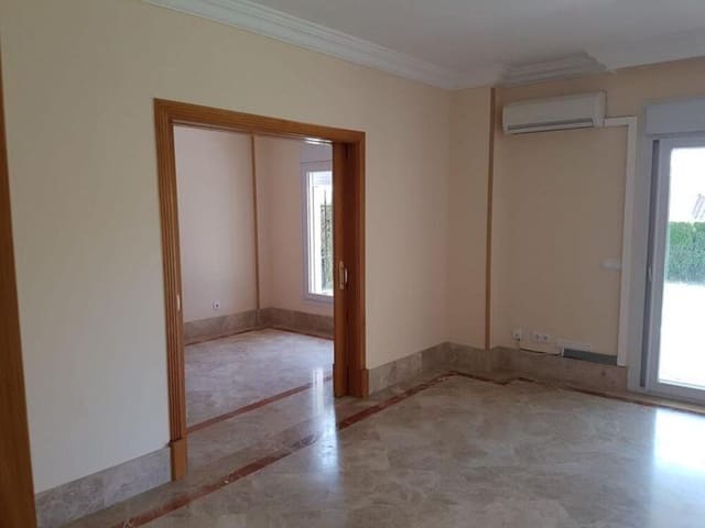 3 soveværelse Semi-Rækkehus til salg i Santa Clara, Marbella med swimmingpool garage - € 1.100.000 (Ref: 9819804)