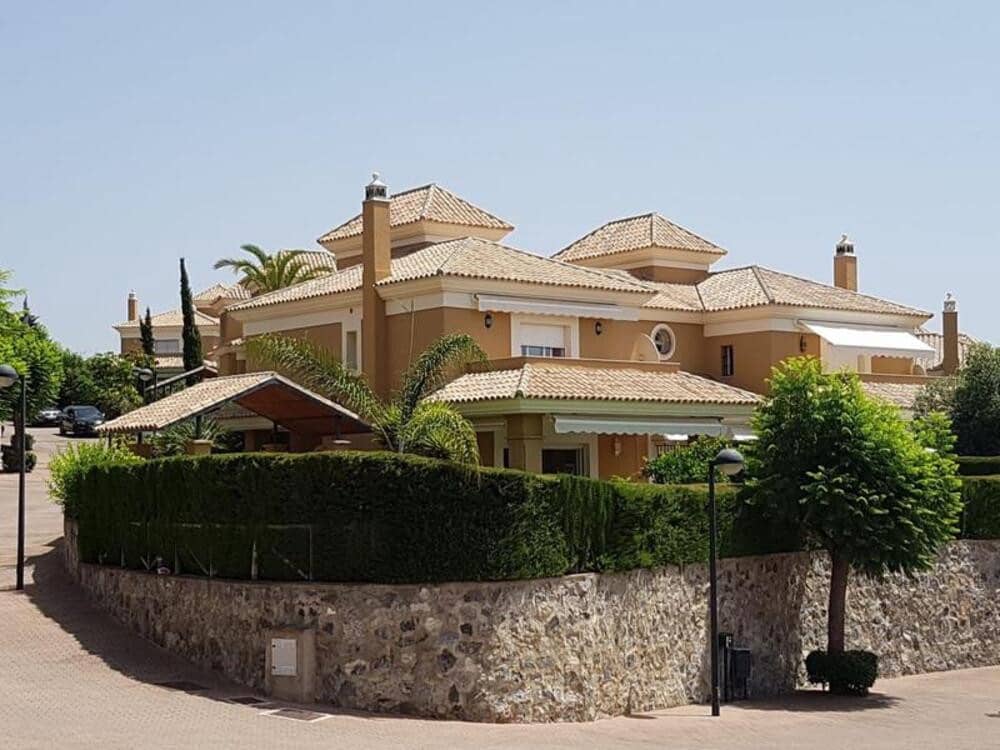 3 soveværelse Semi-Rækkehus til salg i Marbella med swimmingpool garage - € 1.100.000 (Ref: 9819804)