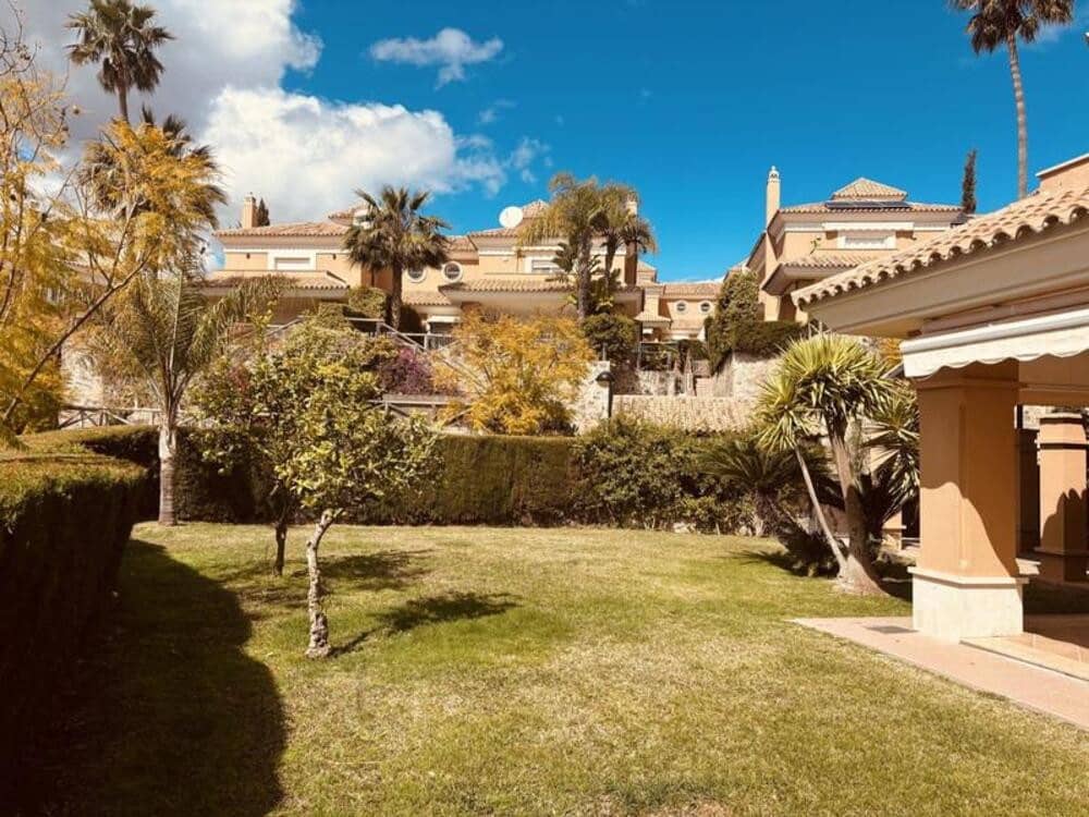 3 soveværelse Semi-Rækkehus til salg i Marbella med swimmingpool garage - € 1.100.000 (Ref: 9819804)