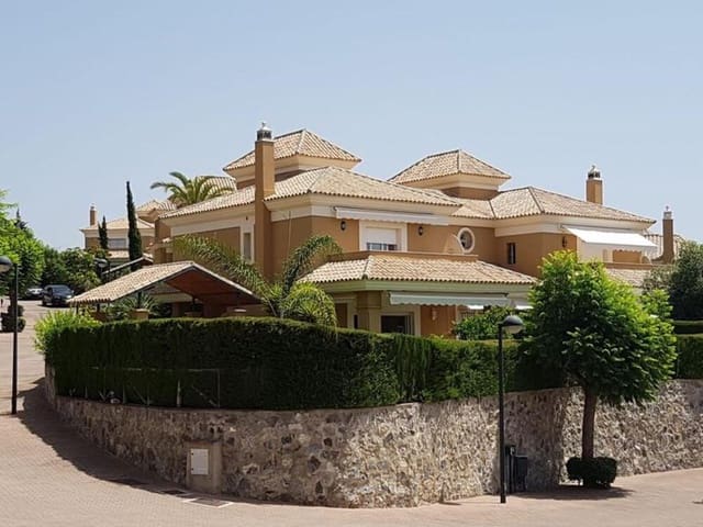 3 sovrum Semi-fristående Villa till salu i Santa Clara, Marbella med pool garage - 1 100 000 € (Ref: 9819804)
