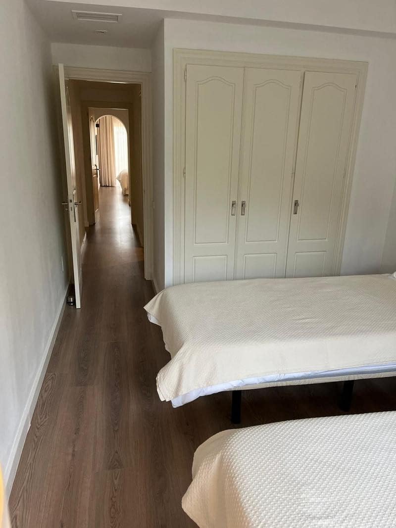 2 sypialnia Apartament do wynajęcia w Marbella z basenem garażem - 2 500 € (Ref: 9821903)
