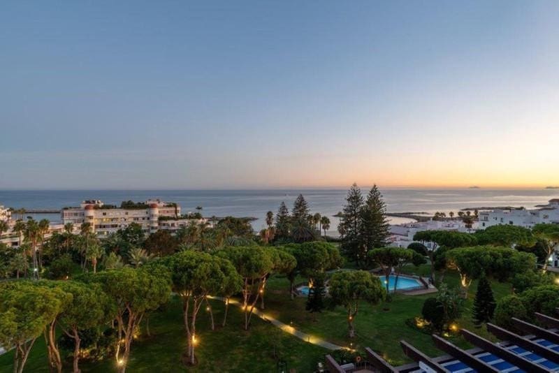 4 sypialnia Penthouse do wynajęcia w Marbella z basenem garażem - 15 000 € (Ref: 9821905)