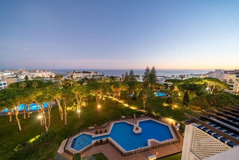 4 sypialnia Penthouse do wynajęcia w Marbella z basenem garażem - 15 000 € (Ref: 9821905)
