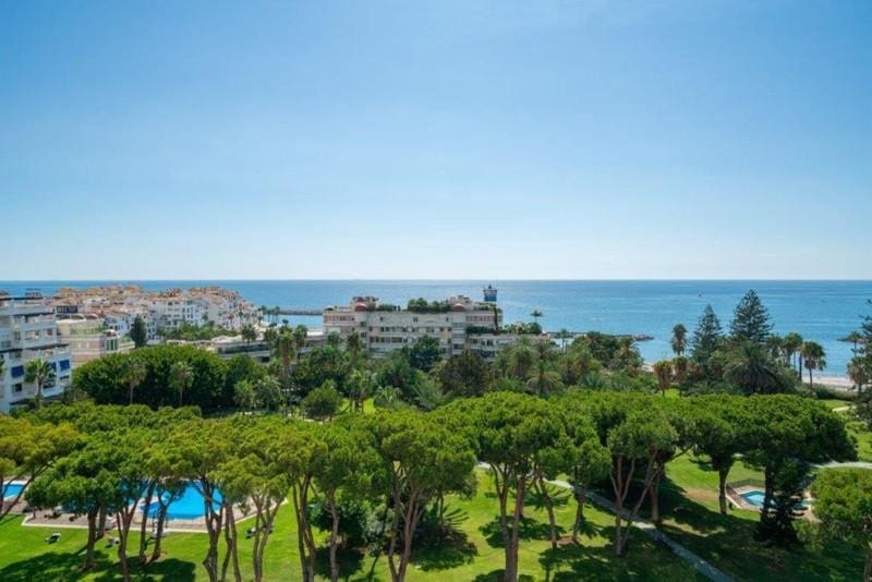 4 sypialnia Penthouse do wynajęcia w Marbella z basenem garażem - 15 000 € (Ref: 9821905)
