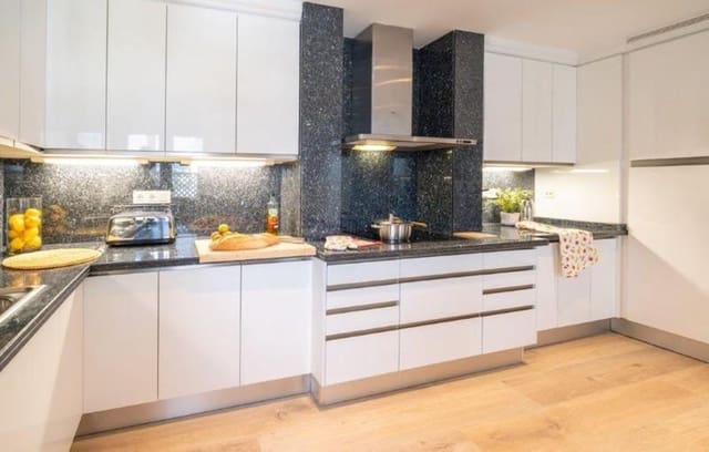 4 sypialnia Penthouse do wynajęcia w Puerto Banus, Marbella z basenem garażem - 15 000 € (Ref: 9821905)