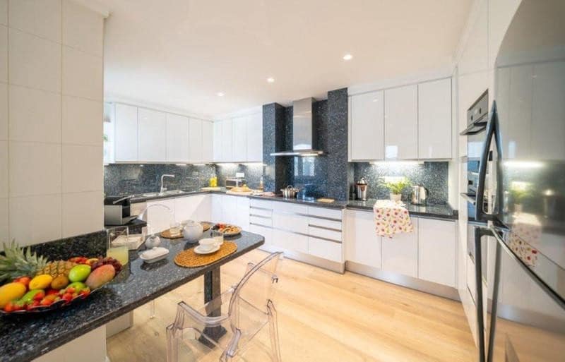 4 sypialnia Penthouse do wynajęcia w Marbella z basenem garażem - 15 000 € (Ref: 9821905)