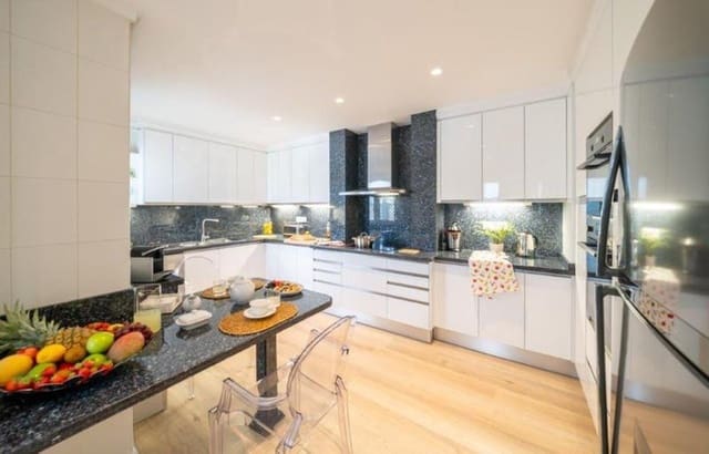 4 sypialnia Penthouse do wynajęcia w Puerto Banus, Marbella z basenem garażem - 15 000 € (Ref: 9821905)