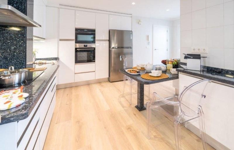 4 sypialnia Penthouse do wynajęcia w Marbella z basenem garażem - 15 000 € (Ref: 9821905)