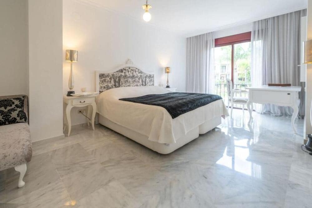 3 bedroom Townhouse for rent in Marbella with pool garage - € 3,700 (Ref: 9821906)