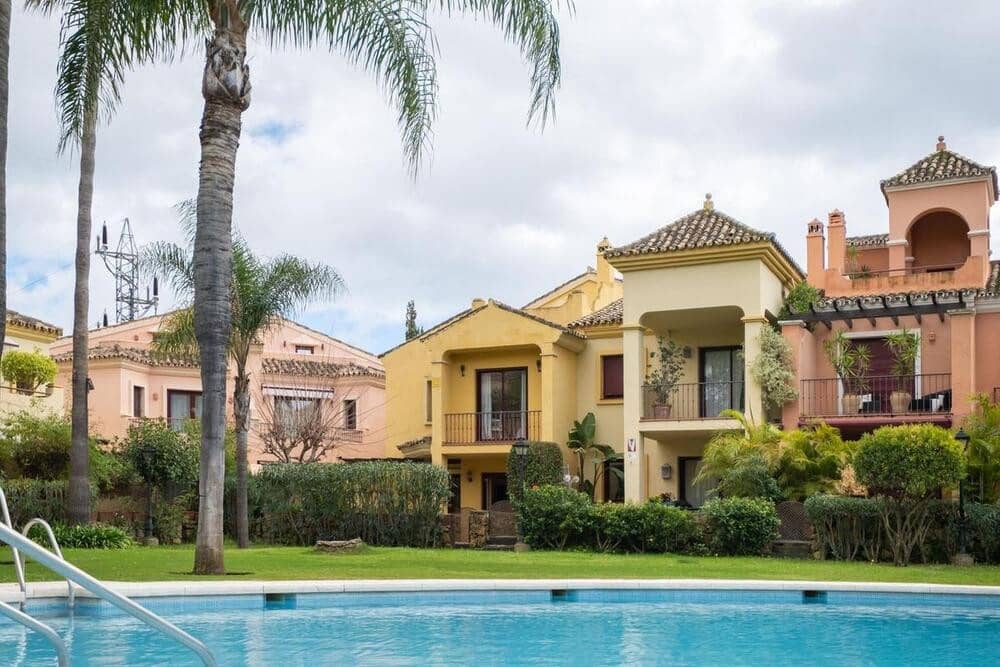3 bedroom Townhouse for rent in Marbella with pool garage - € 3,700 (Ref: 9821906)