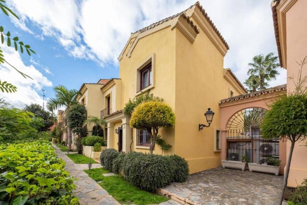 3 bedroom Townhouse for rent in Marbella with pool garage - € 3,700 (Ref: 9821906)