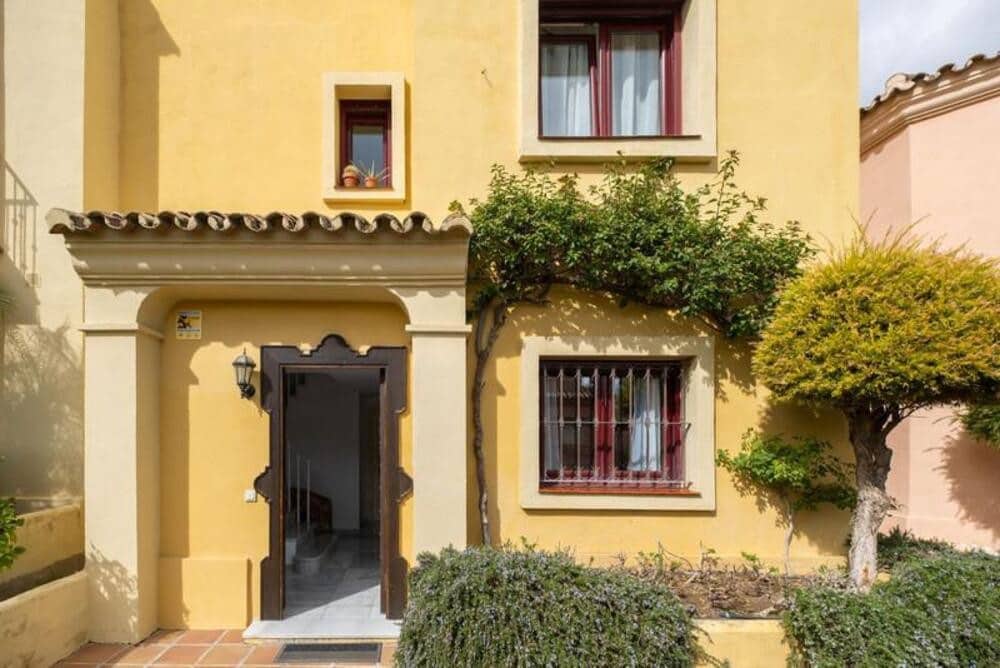 3 bedroom Townhouse for rent in Marbella with pool garage - € 3,700 (Ref: 9821906)