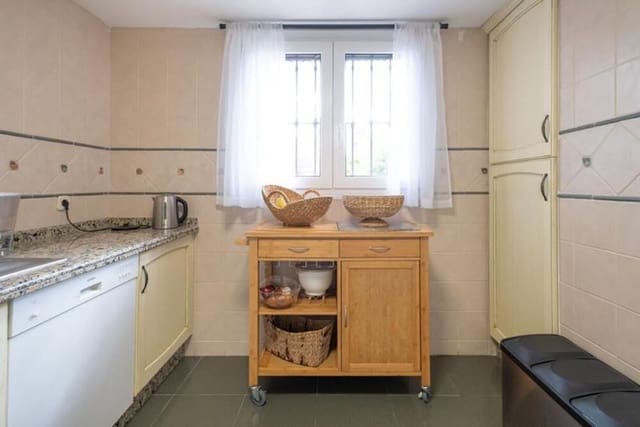 3 makuuhuone Omakotitalo vuokrattavana paikassa Lomas De Marbella, Marbella mukana uima-altaan 
autotalli - 3 700 € (Ref: 9821906)